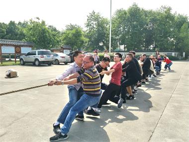 勞動最美、團結(jié)拼搏”拔河比賽